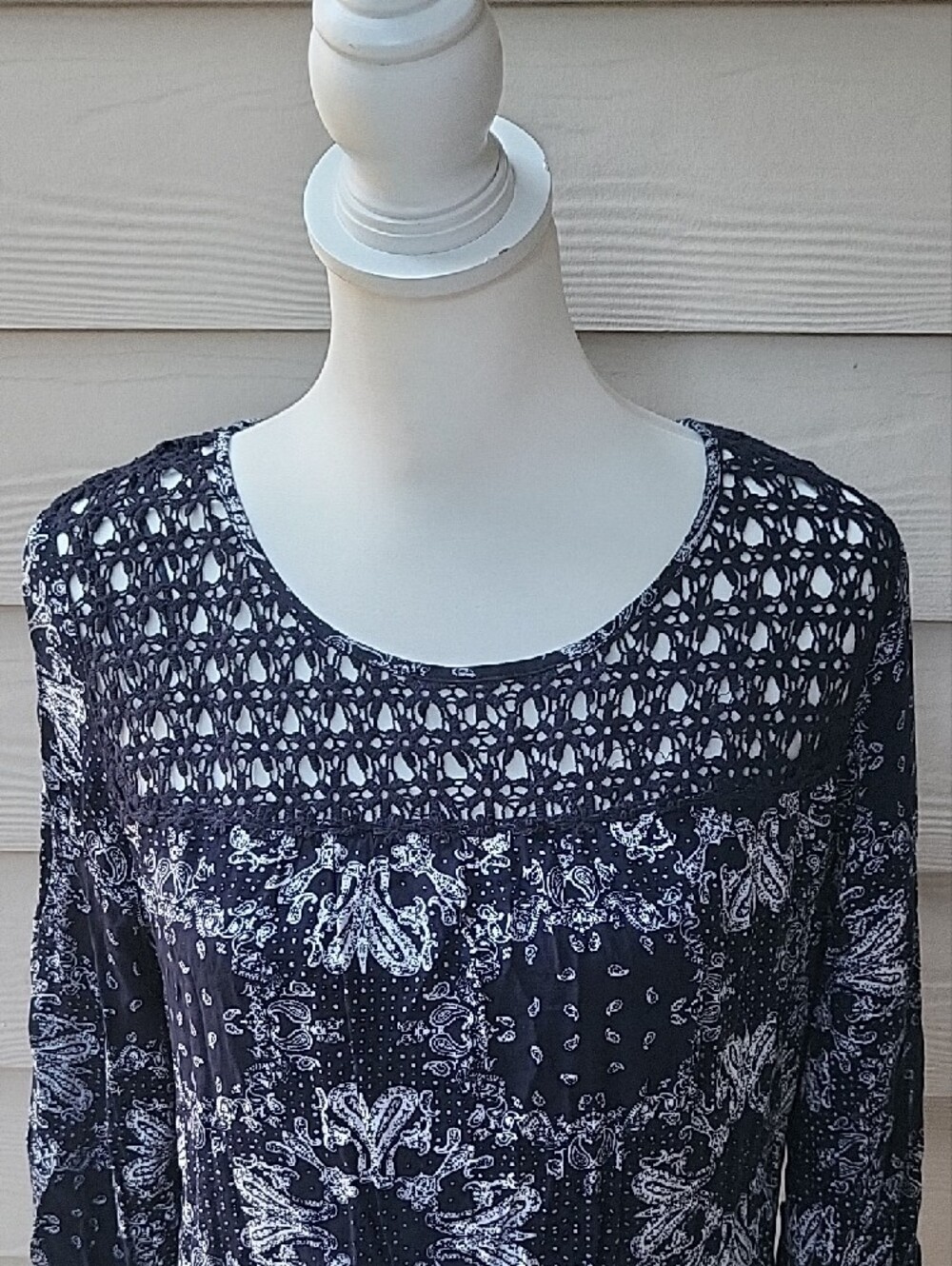 Solitaire Navy & White Printed Crochet Yoke Long Sleeve Top Women's Medium - Picture 2 of 16